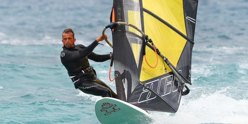 WINDSURF PER SCIVOLARE TRA LE ONDE